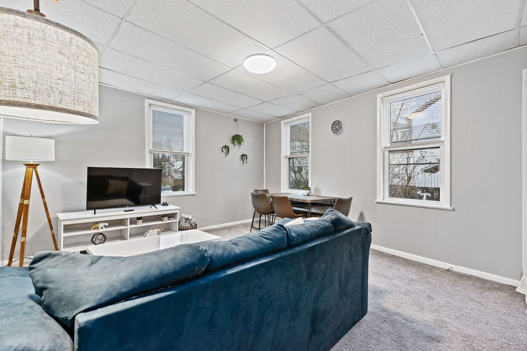 spacious-8-bed-house!-triple-king-bed-or-3-stories/