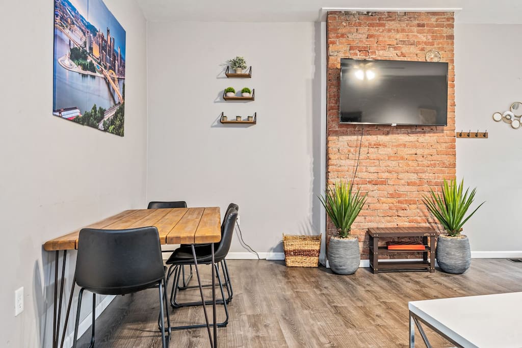 spacious-8-bed-house!-triple-king-bed-or-3-stories/