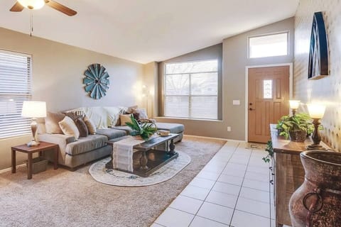 Bright & Airy Home: Near Golf, Parks & Attractions