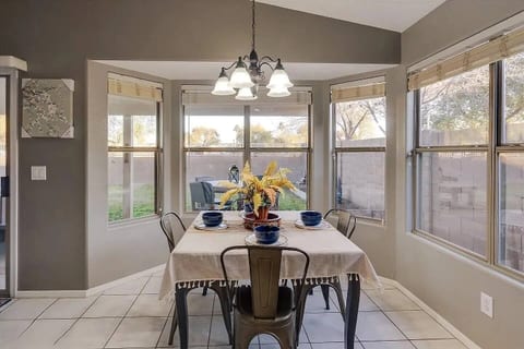 Bright & Airy Home: Near Golf, Parks & Attractions