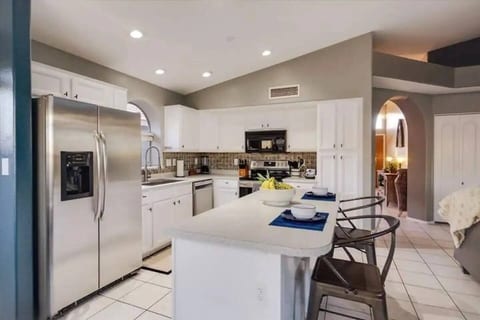 Bright & Airy Home: Near Golf, Parks & Attractions