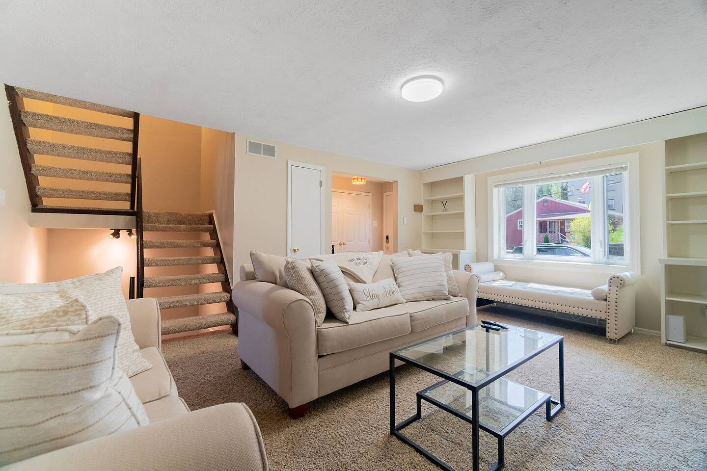 Welcome to your home away from home! There is plenty of space in this cute and cozy suburban home with fast wifi, comfy furniture and a quiet neighborhood to relax and unwind. 