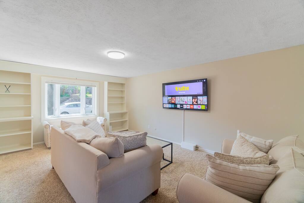 Welcome to your home away from home! There is plenty of space in this cute and cozy suburban home with fast wifi, comfy furniture and a quiet neighborhood to relax and unwind. 