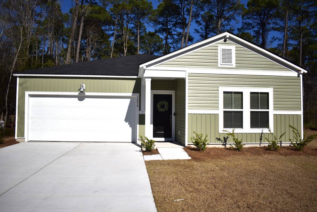 Relax at this peaceful, family-friendly home with a private driveway and garage. Just minutes from beaches, shops, and dining—your perfect base for exploring and unwinding.