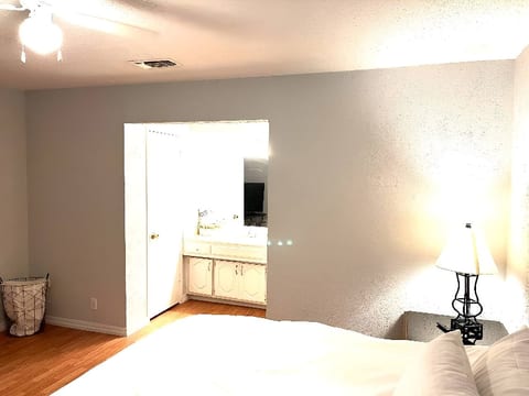 Biz Professionals on Bord | Master w/Private Bath