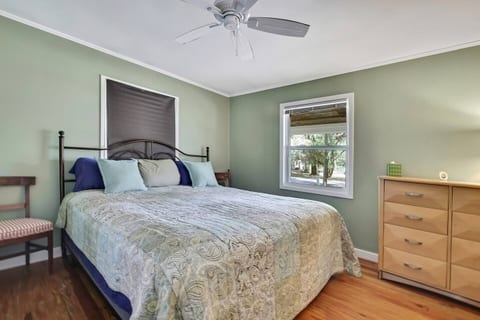 Secluded Retreat – Walk to Boat Launch!