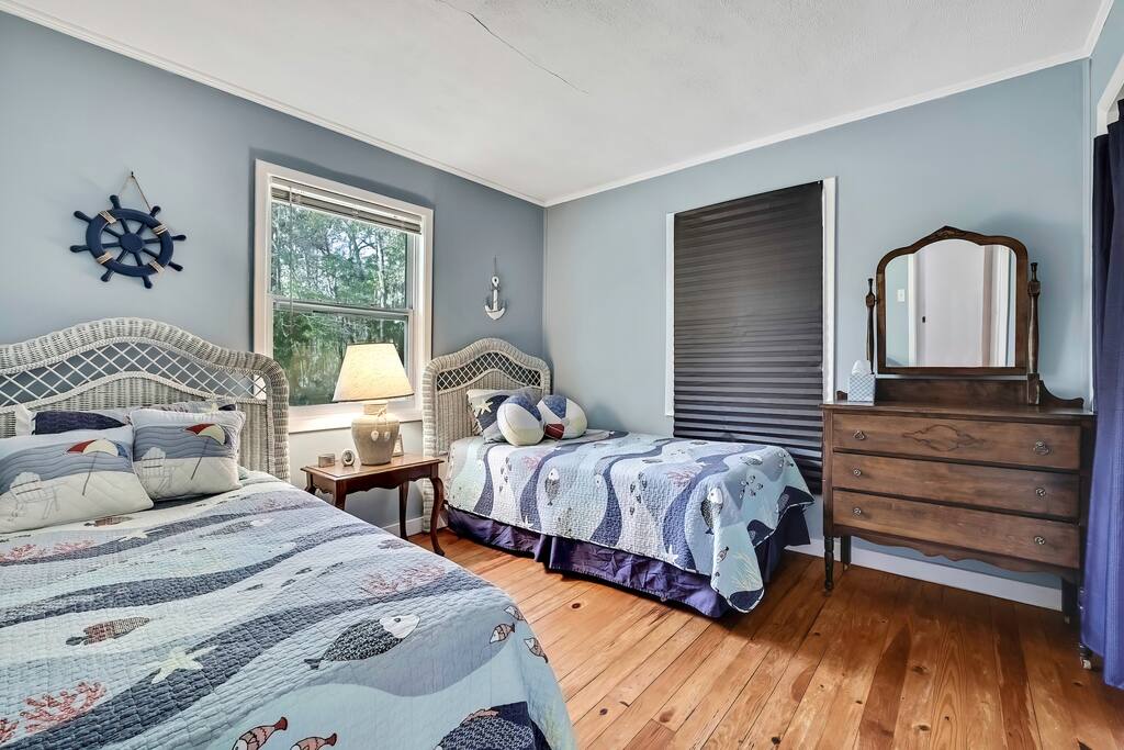 secluded-retreat-walk-to-boat-launch!/