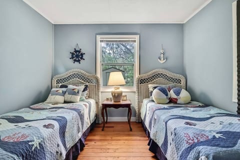 Secluded Retreat – Walk to Boat Launch!