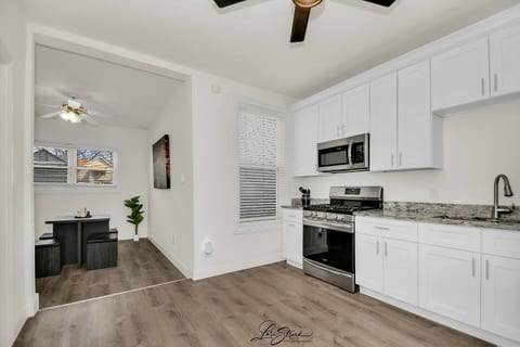 Stylish & Comfy Stay • Close to Downtown