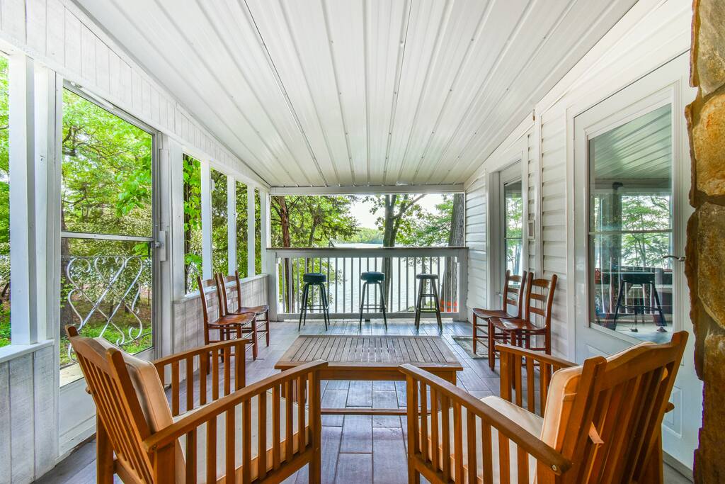 lake-hartwell-escape-or-dock-kayaks-and-game-room/