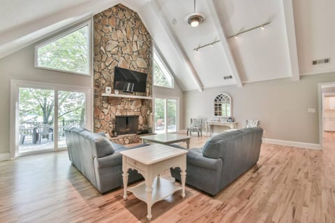 Lake Hartwell Escape | Dock, Kayaks & Game Room