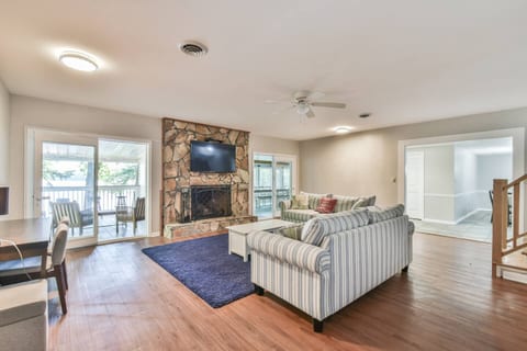 Lake Hartwell Escape | Dock, Kayaks & Game Room