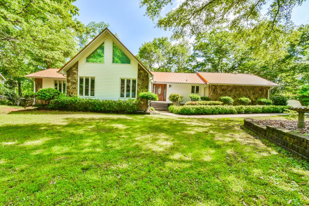 lake-hartwell-escape-or-dock-kayaks-and-game-room/