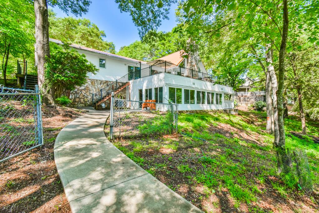 lake-hartwell-escape-or-dock-kayaks-and-game-room/