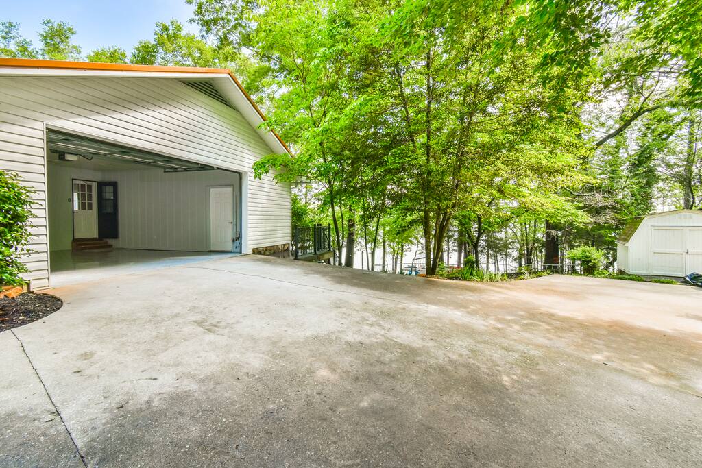 lake-hartwell-escape-or-dock-kayaks-and-game-room/