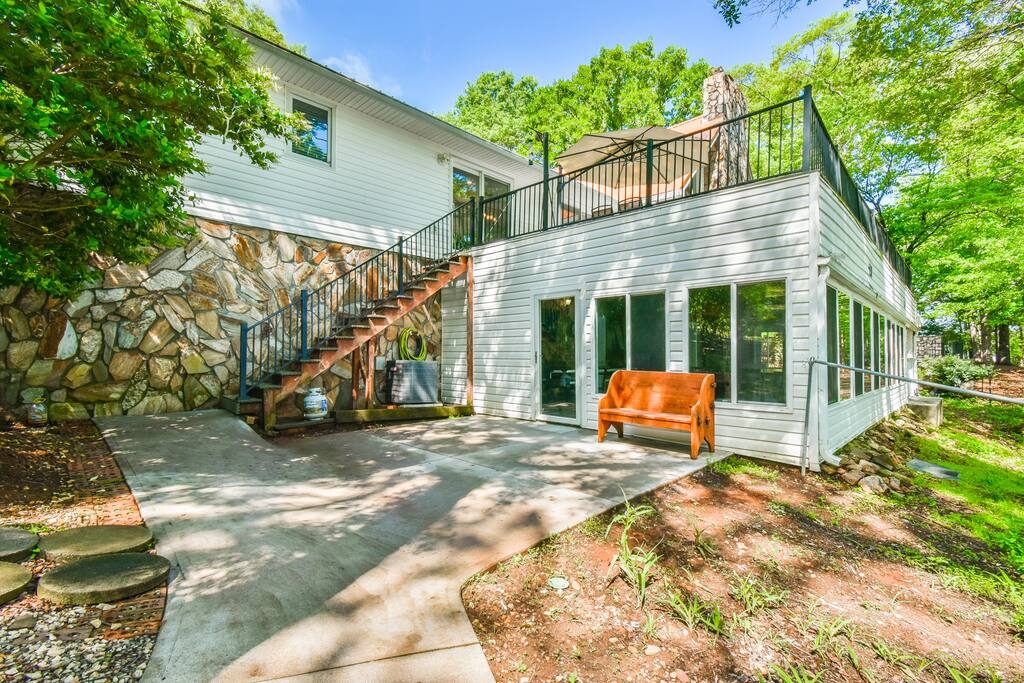 lake-hartwell-escape-or-dock-kayaks-and-game-room/