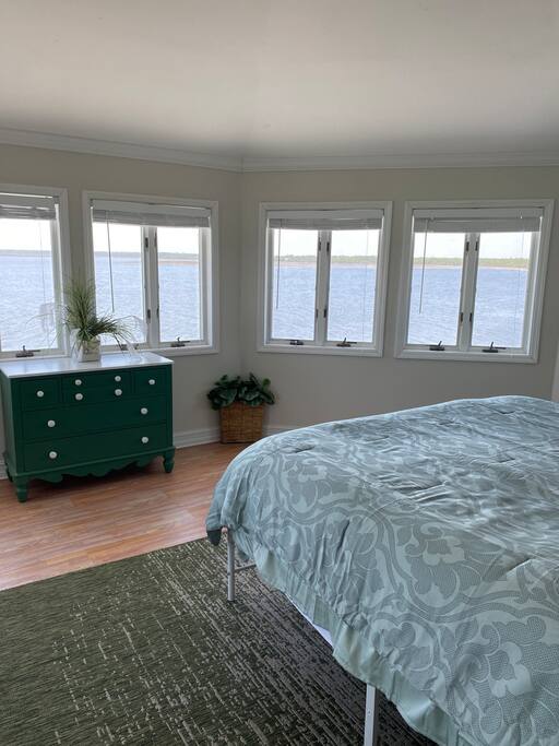 waterfront-escape-or-dock-+-boat-ramp-access/