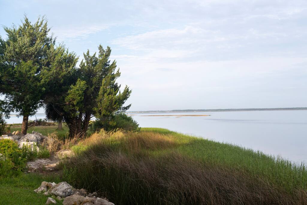 waterfront-escape-or-dock-+-boat-ramp-access/