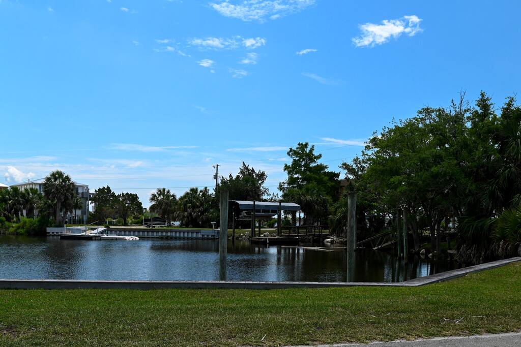 waterfront-escape-or-dock-+-boat-ramp-access/