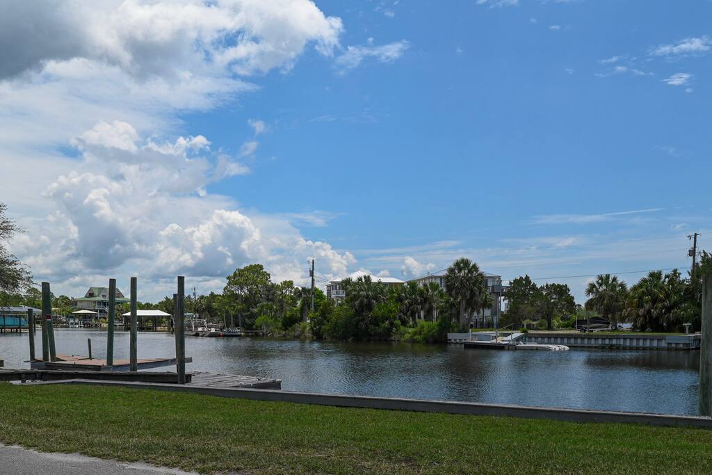 waterfront-escape-or-dock-+-boat-ramp-access/