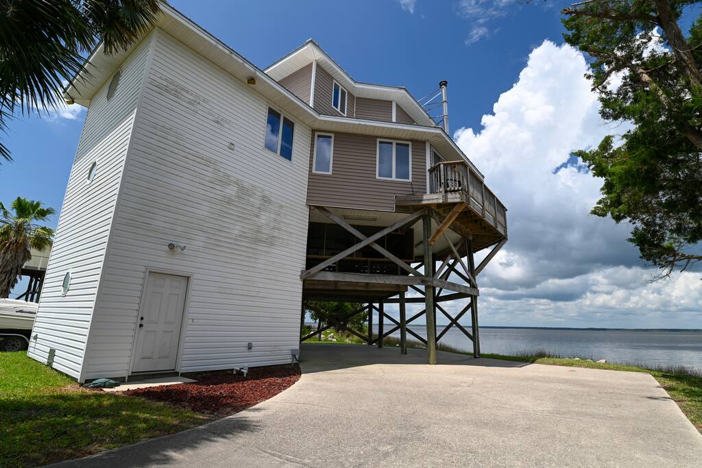 waterfront-escape-or-dock-+-boat-ramp-access/