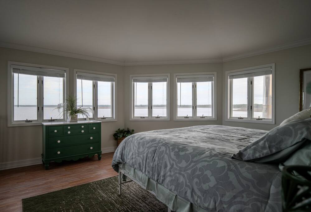 waterfront-escape-or-dock-+-boat-ramp-access/