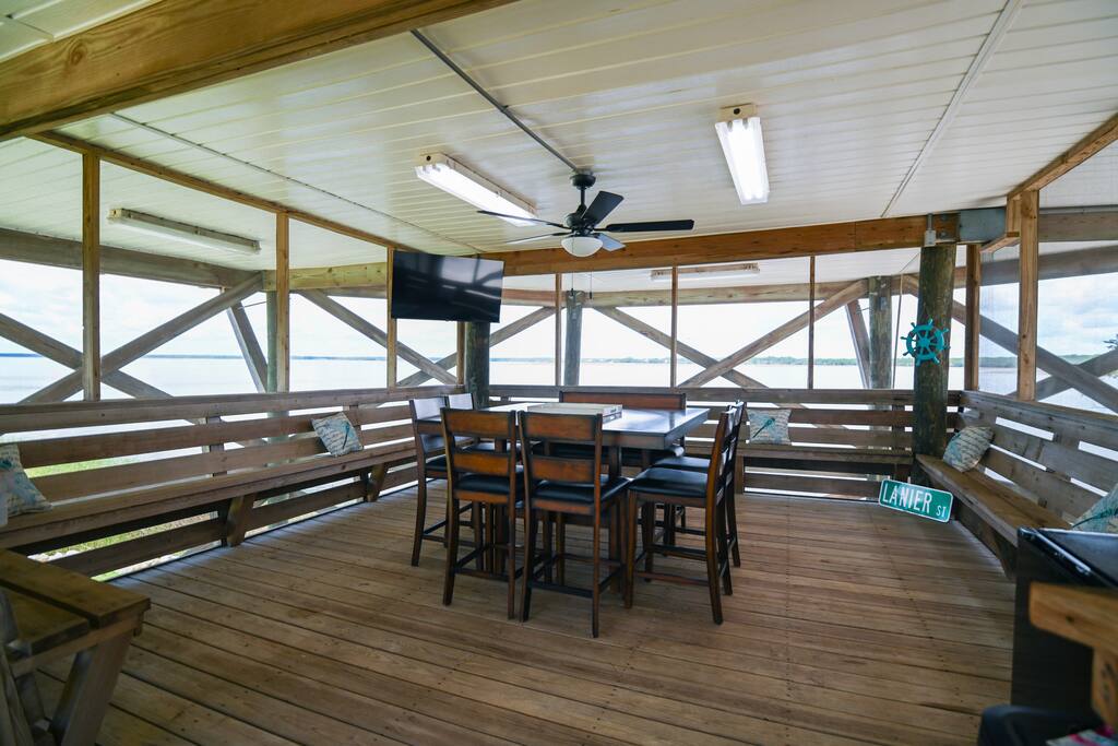 waterfront-escape-or-dock-+-boat-ramp-access/