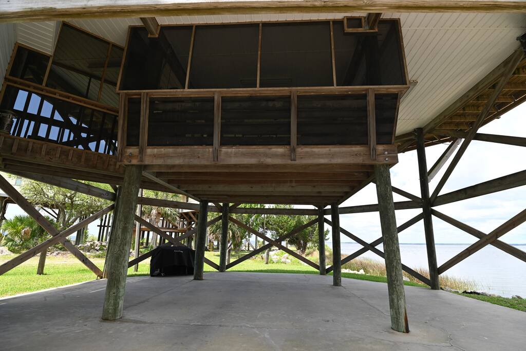 waterfront-escape-or-dock-+-boat-ramp-access/