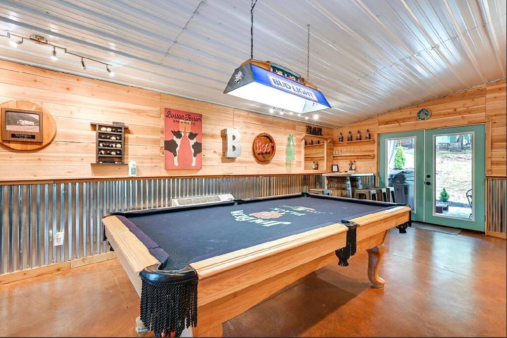 game-room-bar-and-hot-tub-or-perfect-group-getaway/