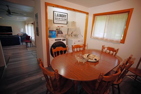 The Ten Mile House – Walk to Beach + Boat Parking
