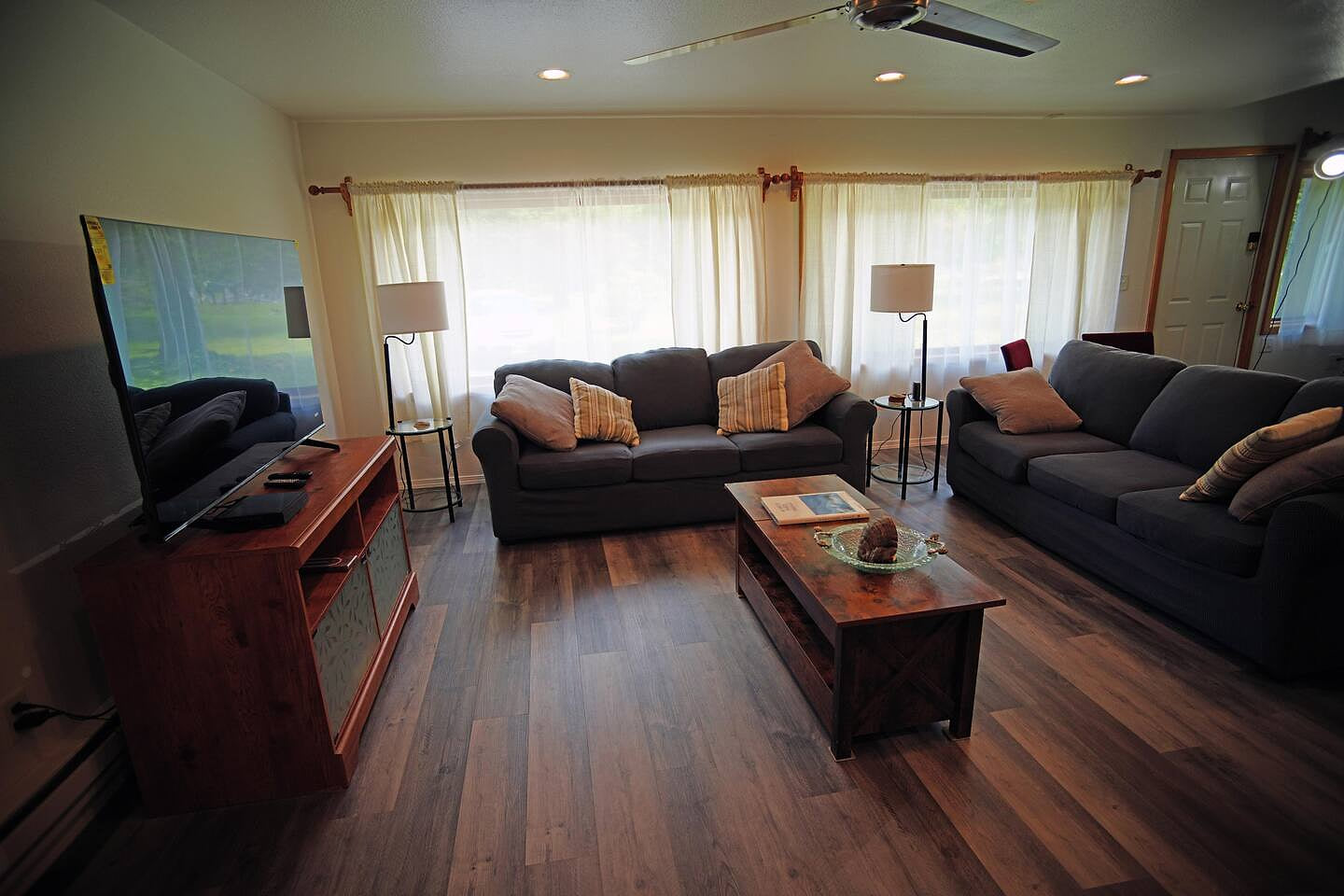 The Ten Mile House – Walk to Beach + Boat Parking