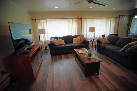 The Ten Mile House – Walk to Beach + Boat Parking