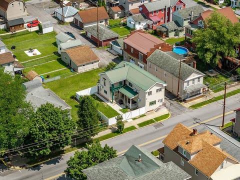 Welcome to your comfortable home in a peaceful neighborhood. Enjoy a private, fenced yard, and easy access to local attractions. This is your ideal home away from home.


