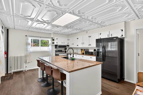 Enjoy cooking in your modern, fully equipped kitchen featuring a spacious island with seating for four. You'll love the bright, open feel, perfect for a memorable stay.


