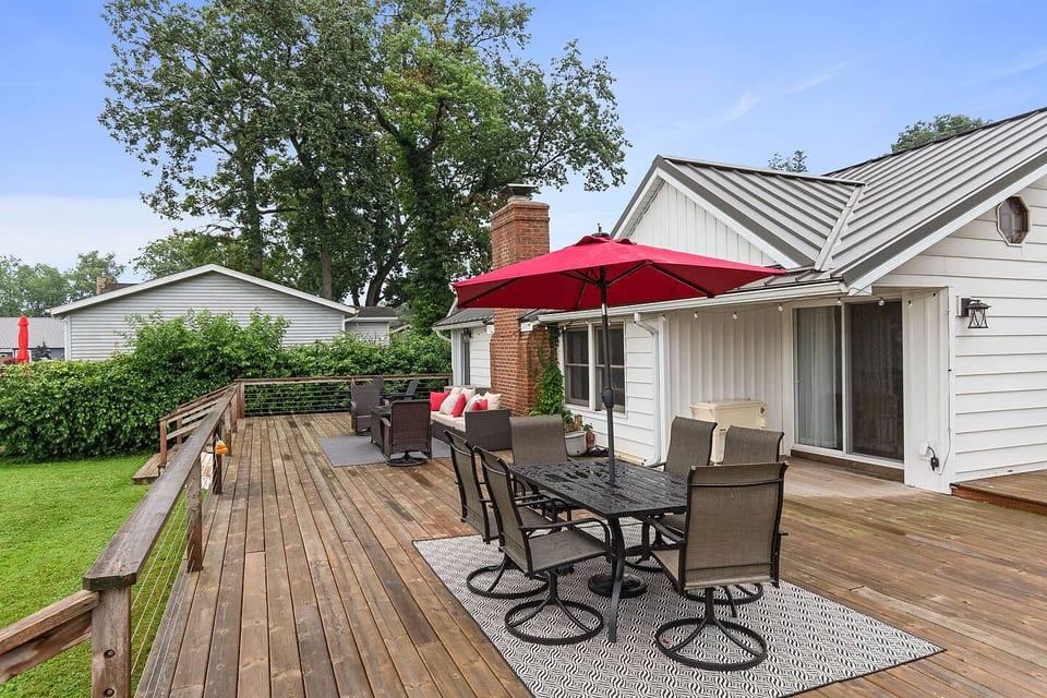 Peaceful Lakehouse • Clear Water • Family Fun - Bristol