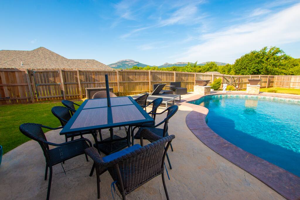 mtn-escape-*-pool-hot-tub-fire-pit-pet-ok!-holiday-home/