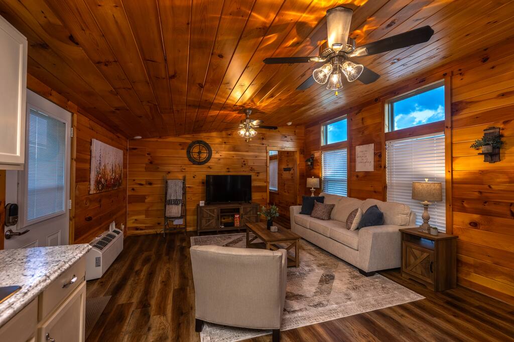 Rustic Mt. Sterling Cabin1 Near Downtown • Pets OK