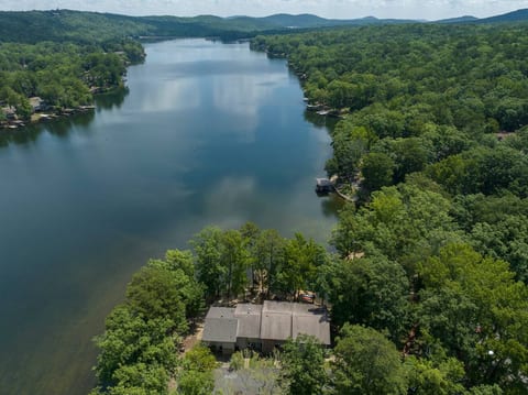 What-A-View HSV - Serene Lakeside Town Home - Holiday Home