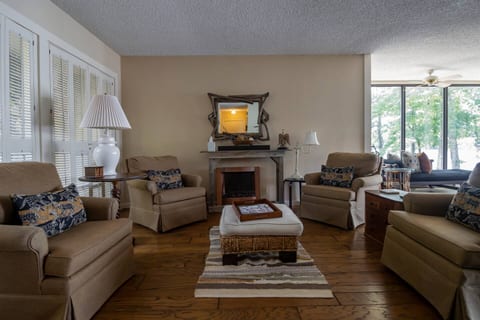 What-A-View HSV - Serene Lakeside Town Home - Holiday Home