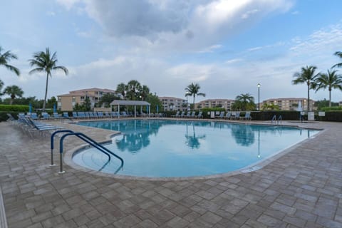 Relax and unwind at our resort-style swimming pool, perfect for soaking up the sun and enjoying the beautiful surroundings. This spacious pool area features comfortable loungers and lush palm trees.