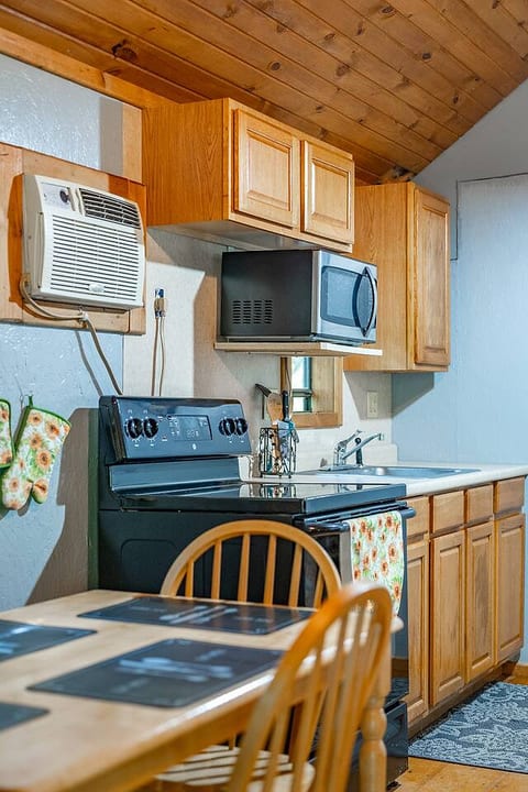 Quiet Country Cabin • Near Trails & State Parks