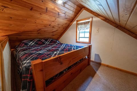 Quiet Country Cabin • Near Trails & State Parks
