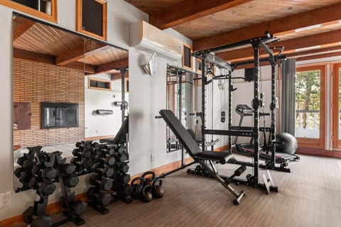 Prime LA Views • Near Hollywood • Pool • Gym