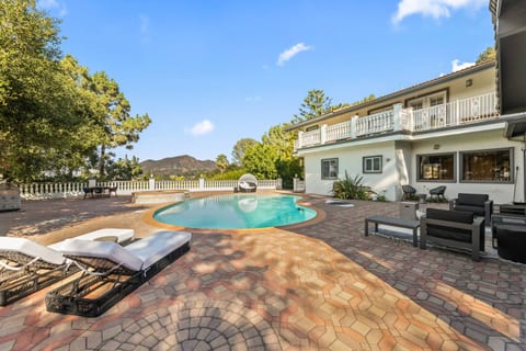 Prime LA Views • Near Hollywood • Pool • Gym