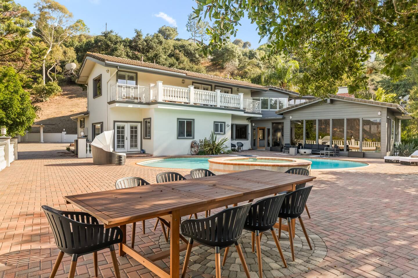 Prime LA Views • Near Hollywood • Pool • Gym