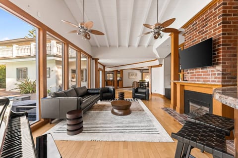 Prime LA Views • Near Hollywood • Pool • Gym