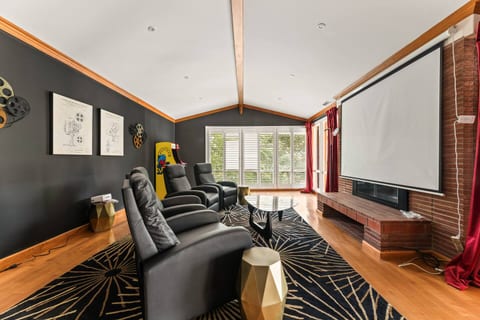 Prime LA Views • Near Hollywood • Pool • Gym