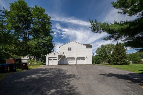 -You have one designated parking spot in the lot
-Directly in front of the leftmost garage bay (garage not accessible, used for storage)
-Park in front of the one car garage on the left-hand side of the driveway
-This spot is reserved for guests only