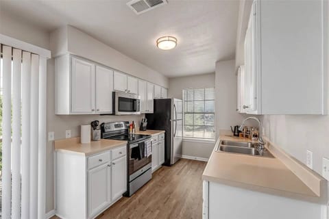 Stylish 2BR Comfort Near Texas A&M • EV-Friendly