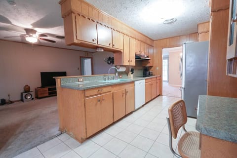 Pet-Friendly 4BR Retreat • Near Parks & Dining
